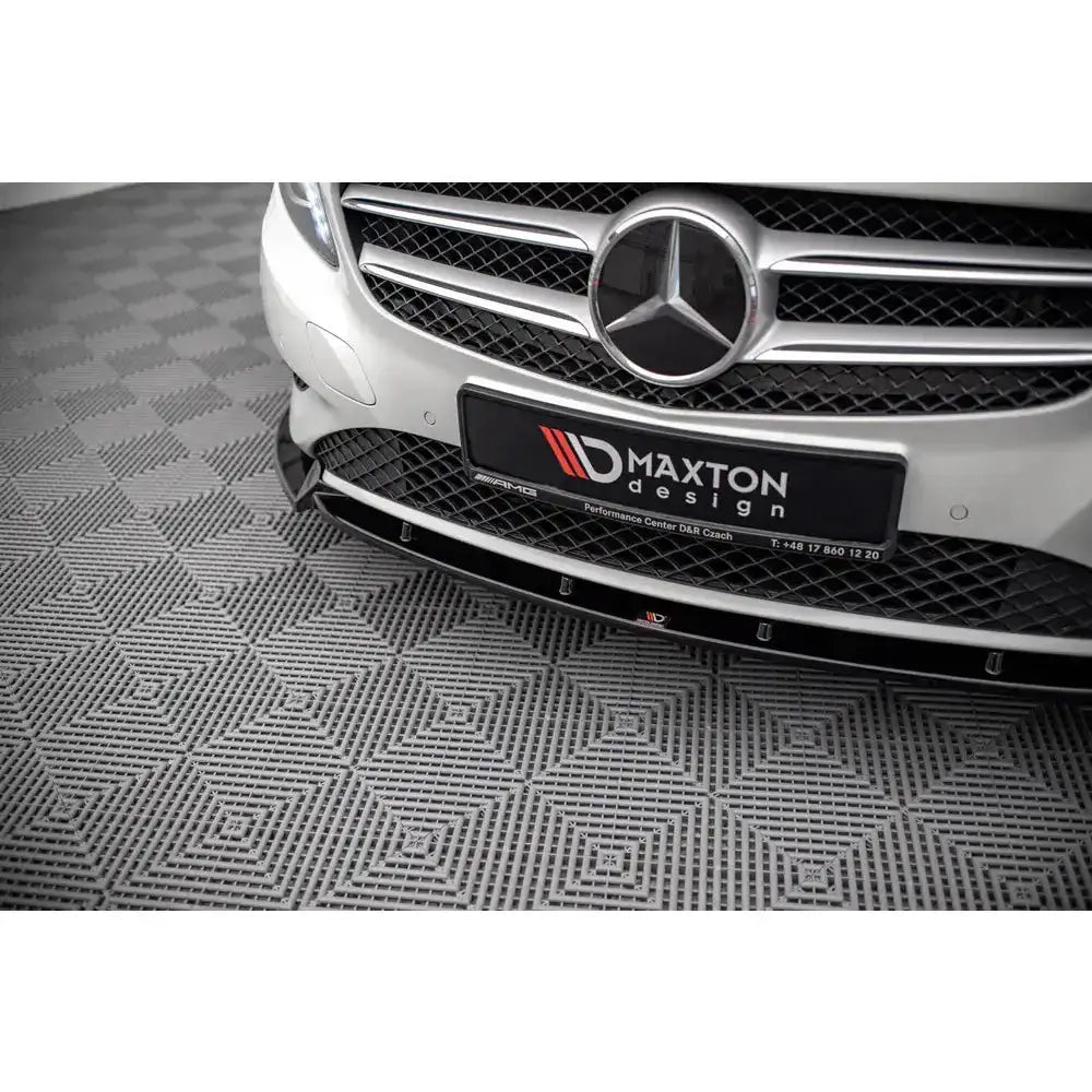 Front lip på Mercedes-Benz A-Klasse W176 med sort frontsplitter under sølvfarget støtfanger.