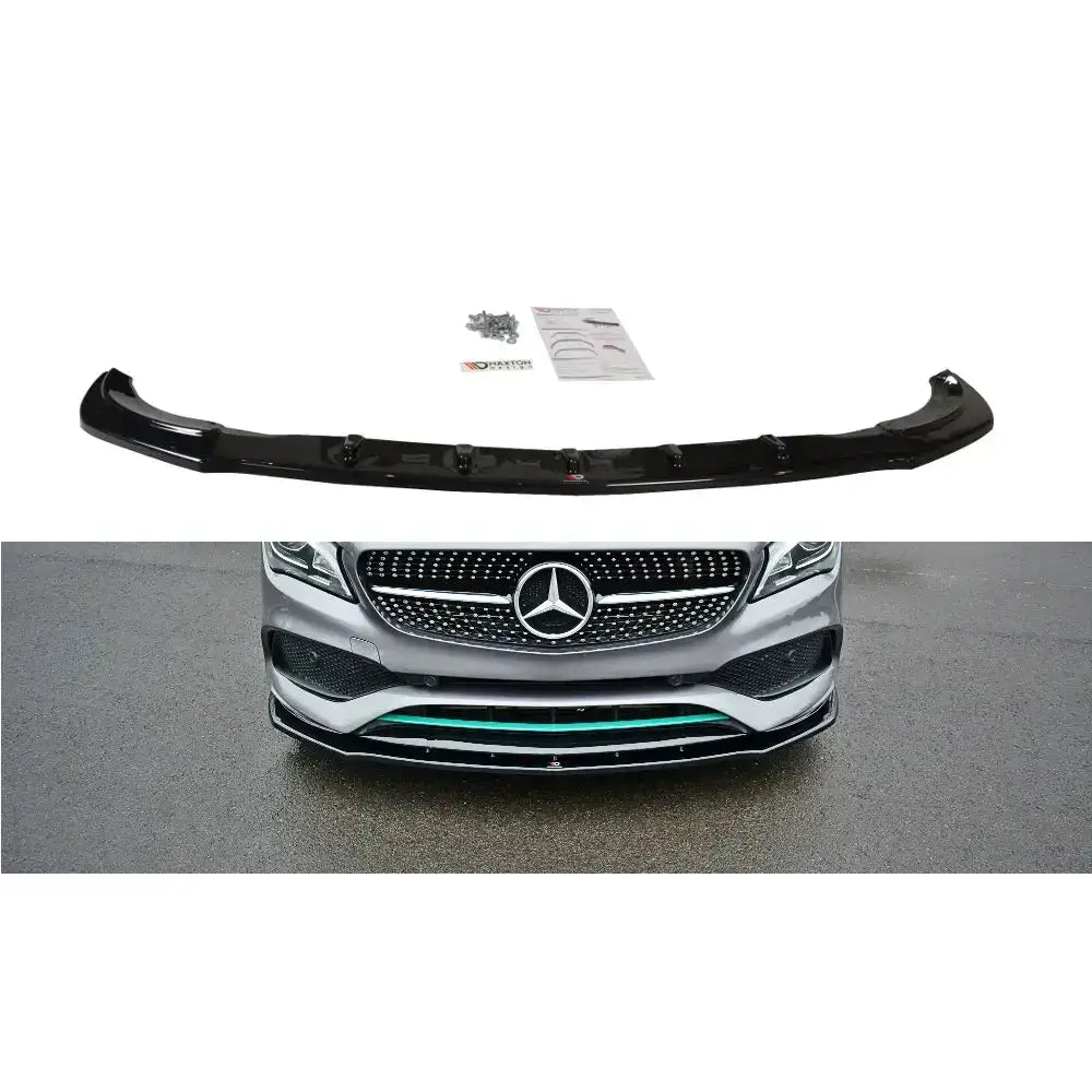 Frontleppe V.1 Mercedes Benz Cla C117 Amg-Line Facelift i sort plast med monteringsutstyr og montert på bil.
