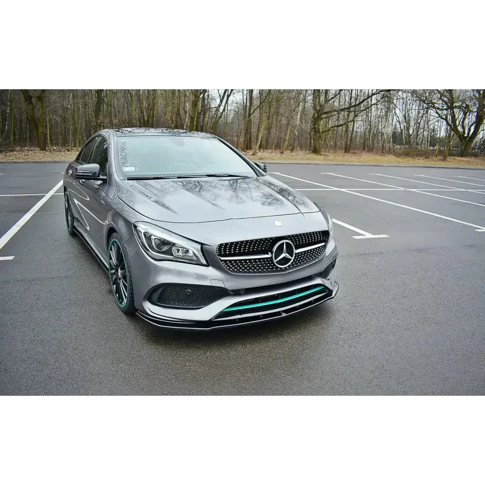 Frontspoiler på Mercedes Benz Cla C117 Amg-Line Facelift med svarte detaljer og markante felger.