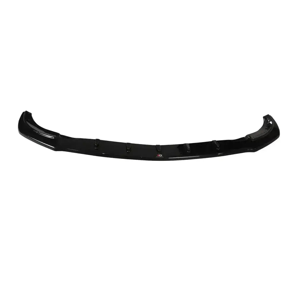 Front splitter til Mercedes Benz Cla C117 Amg-Line Facelift, svart plast med synlige fester, sett forfra.