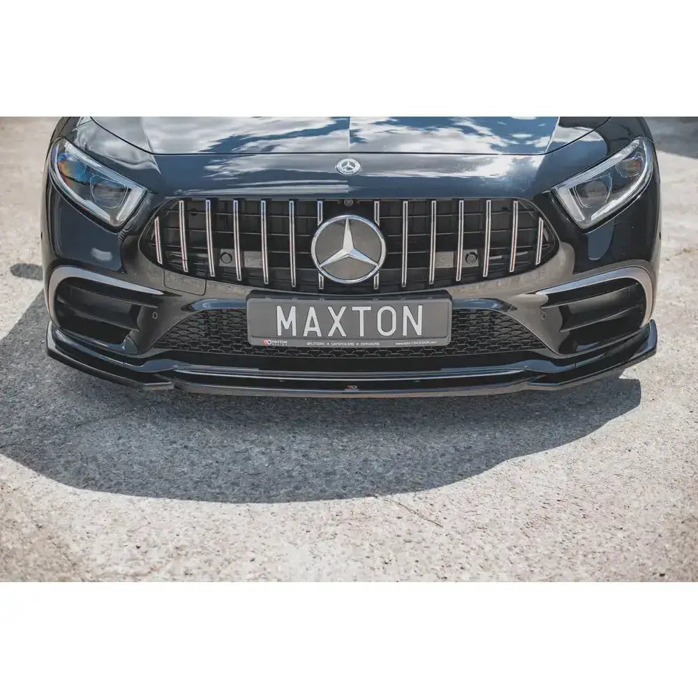 Front lip på Mercedes-Benz CLS Amg-Line C257 med sort splitter, blank grill og Maxton nummerplate.