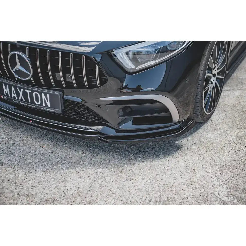 Front splitter på Mercedes-Benz CLS Amg-Line C257 med kromdetaljer og sportsgrill sett fra lav høyrevinkel.