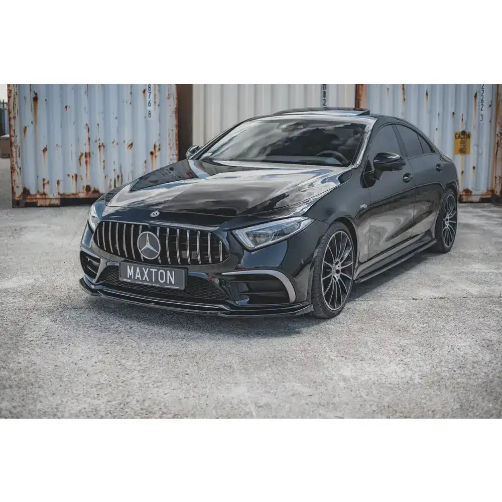 Frontleppe på Mercedes-Benz CLS Amg-Line C257 med sorte sideskjørt og store aluminiumsfelger.