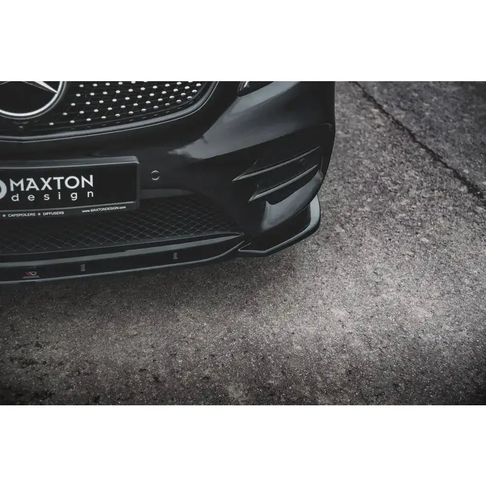 Frontsplitter på Mercedes-Benz V-Class AMG-Line W447, nærbilde av blank svart hjørne mot asfalt.