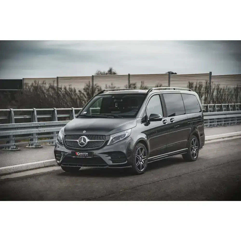 Front splitter på Mercedes-Benz V-Class Amg-Line W447 Facelift sett skrått forfra med mørke felger.