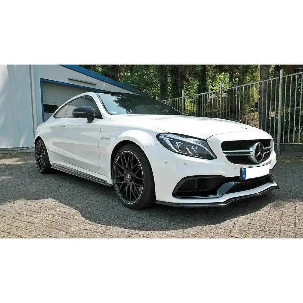 Frontsplitter på hvit Mercedes C-Class C205 63Amg Coupé med svarte detaljer og store mørke felger.