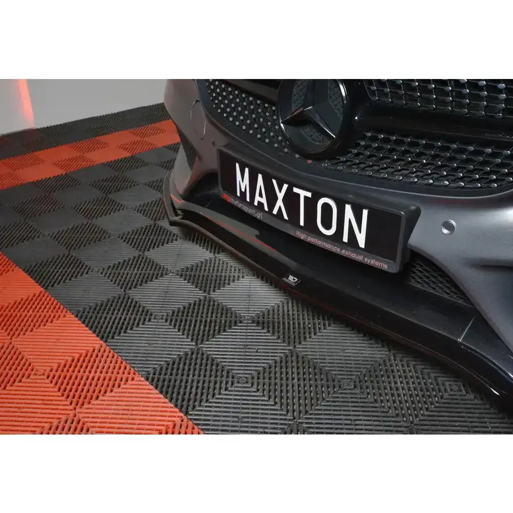 Frontsplitter på Mercedes C-Klasse W205 Coupe 15-18 AMG-Line, nærbilde av grå bil med svart spoiler.