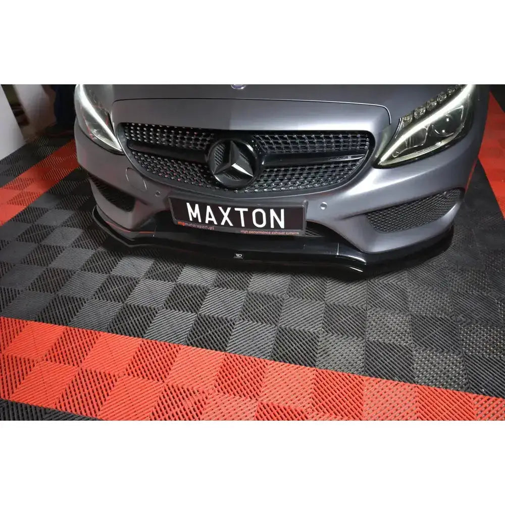 Front lip på Mercedes C-Klasse W205 Coupe med svart blank frontsplitter mot matt grå lakk.