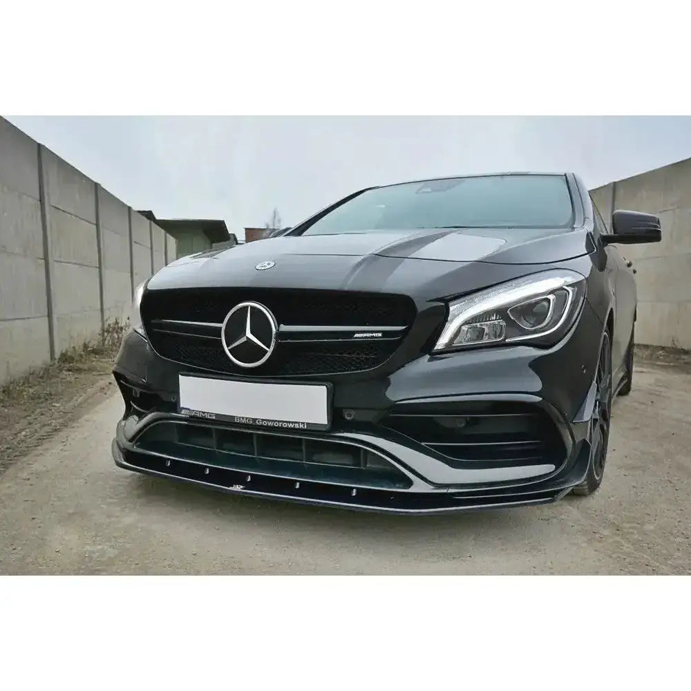 Frontspoiler på Mercedes Cla A45 AMG C117 Facelift sett forfra med blank finish og markert design.