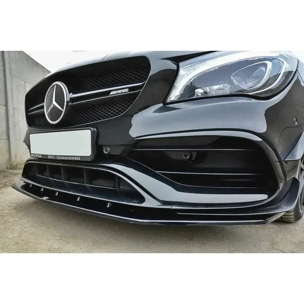 Front lip til Mercedes CLA A45 AMG C117 Facelift med blank svart spoiler og kromdetaljer på fronten.