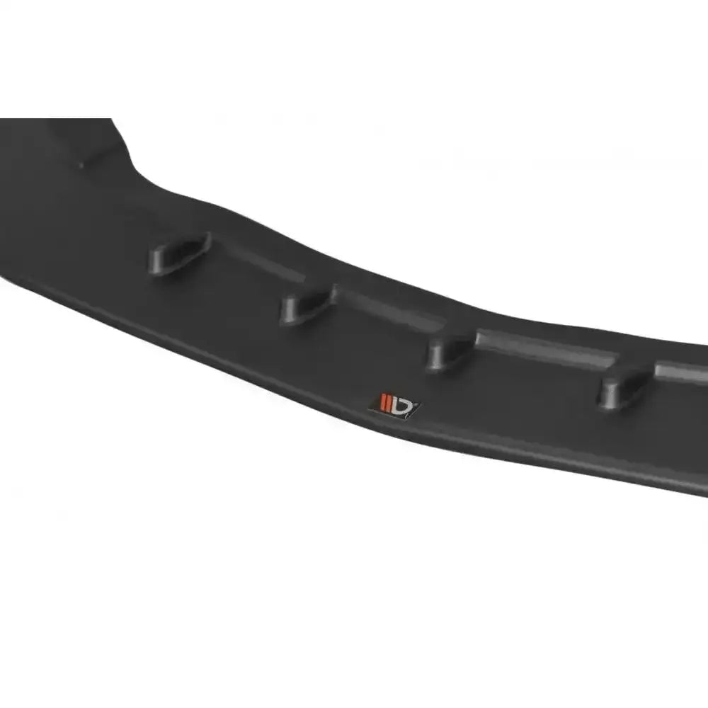 Front splitter detaljbilde av sort plastkomponent til Mercedes Cla A45 AMG C117 med spor og lite merke.