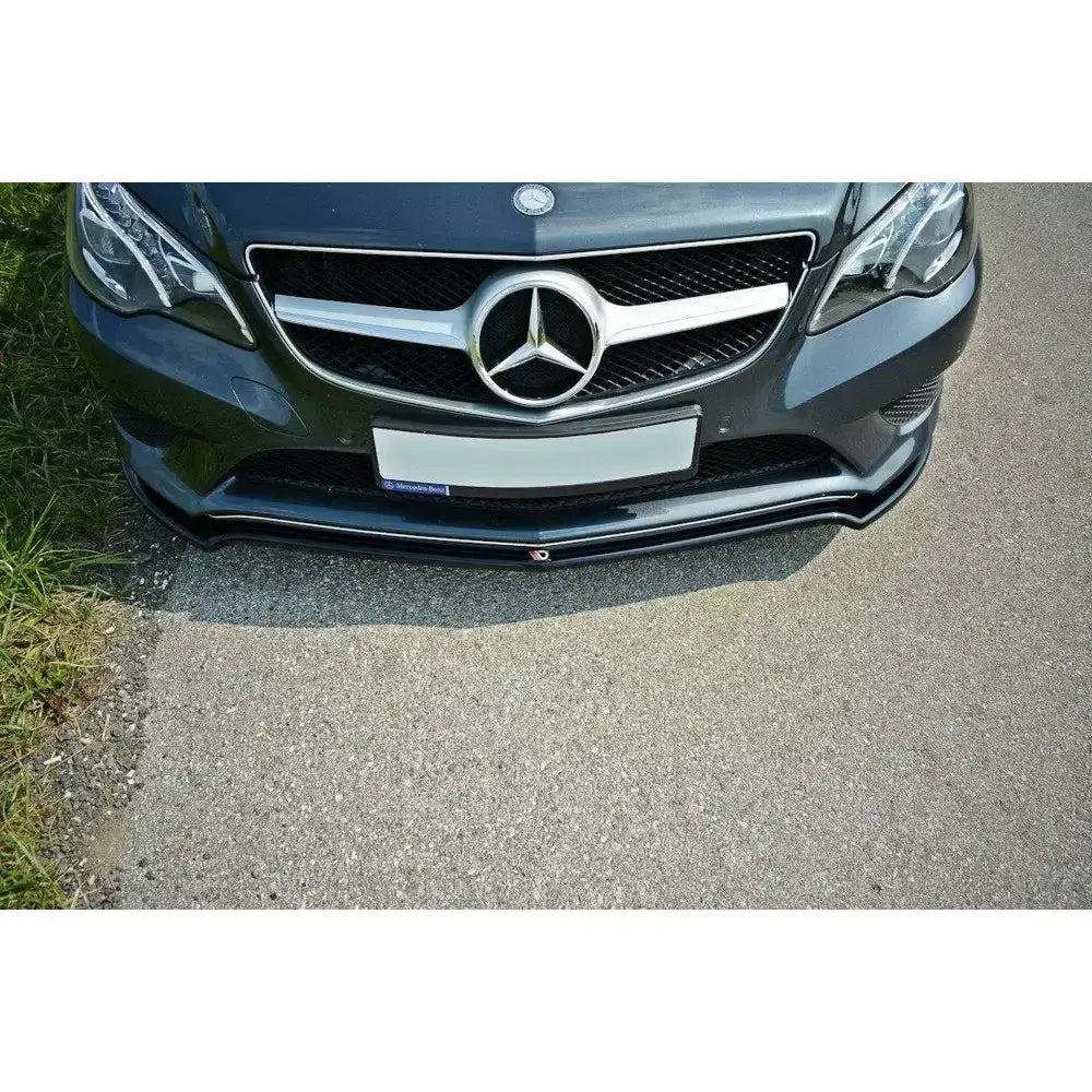 Frontsplitter til Mercedes E-Klasse A207/C207 V.1, sort plast montert på grå bil sett forfra og ovenfra.