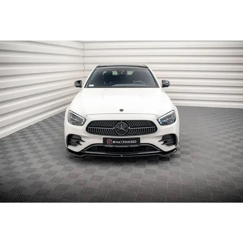 Frontsplitter på Mercedes E-Klasse AMG-Line W213 Facelift sett rett forfra i lyst rom.