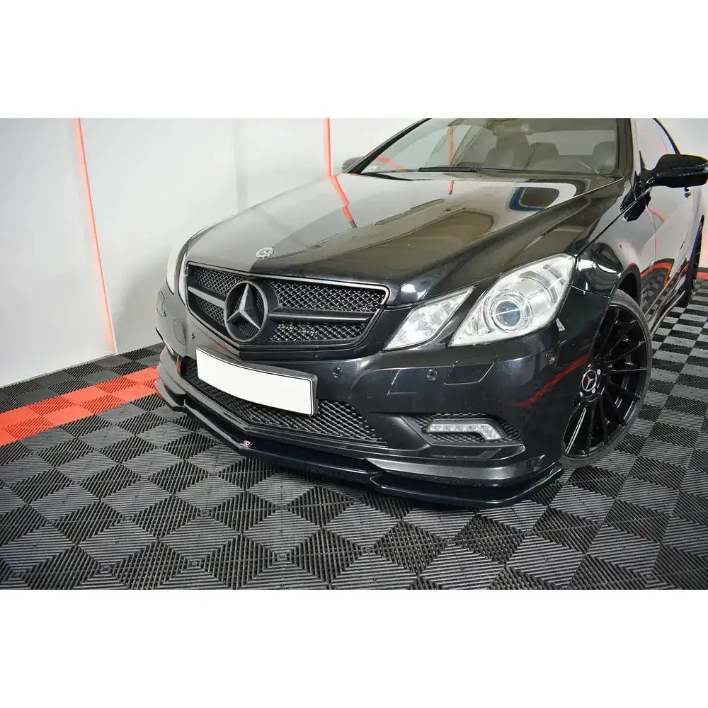 Frontsplitter på Mercedes E-Klasse W207 Coupe AMG Line med sorte felger og blanke detaljer sett skrått forfra.