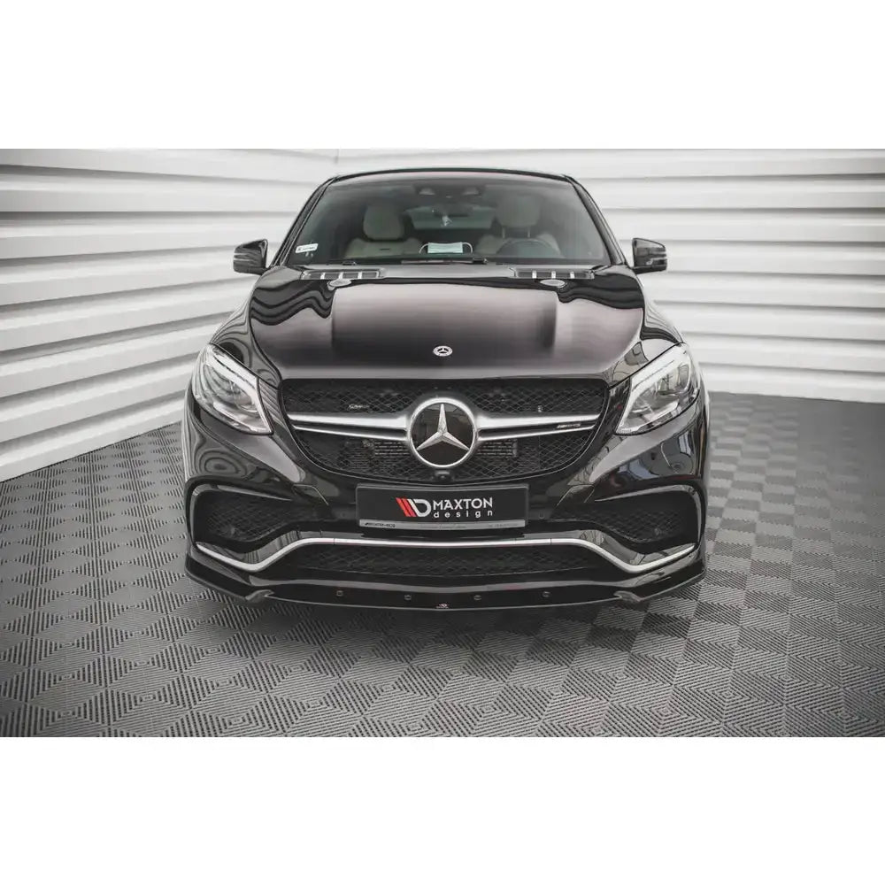 Frontspoiler på Mercedes GLE Coupe 63AMG C292 sett forfra med kromdetaljer og synlig Mercedes-logo.