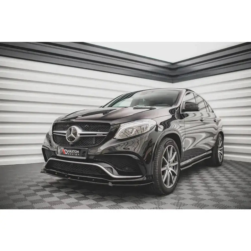Frontsplitter på Mercedes GLE Coupe 63AMG C292 med svart lakk og sølvfelger i lyst innendørs miljø.