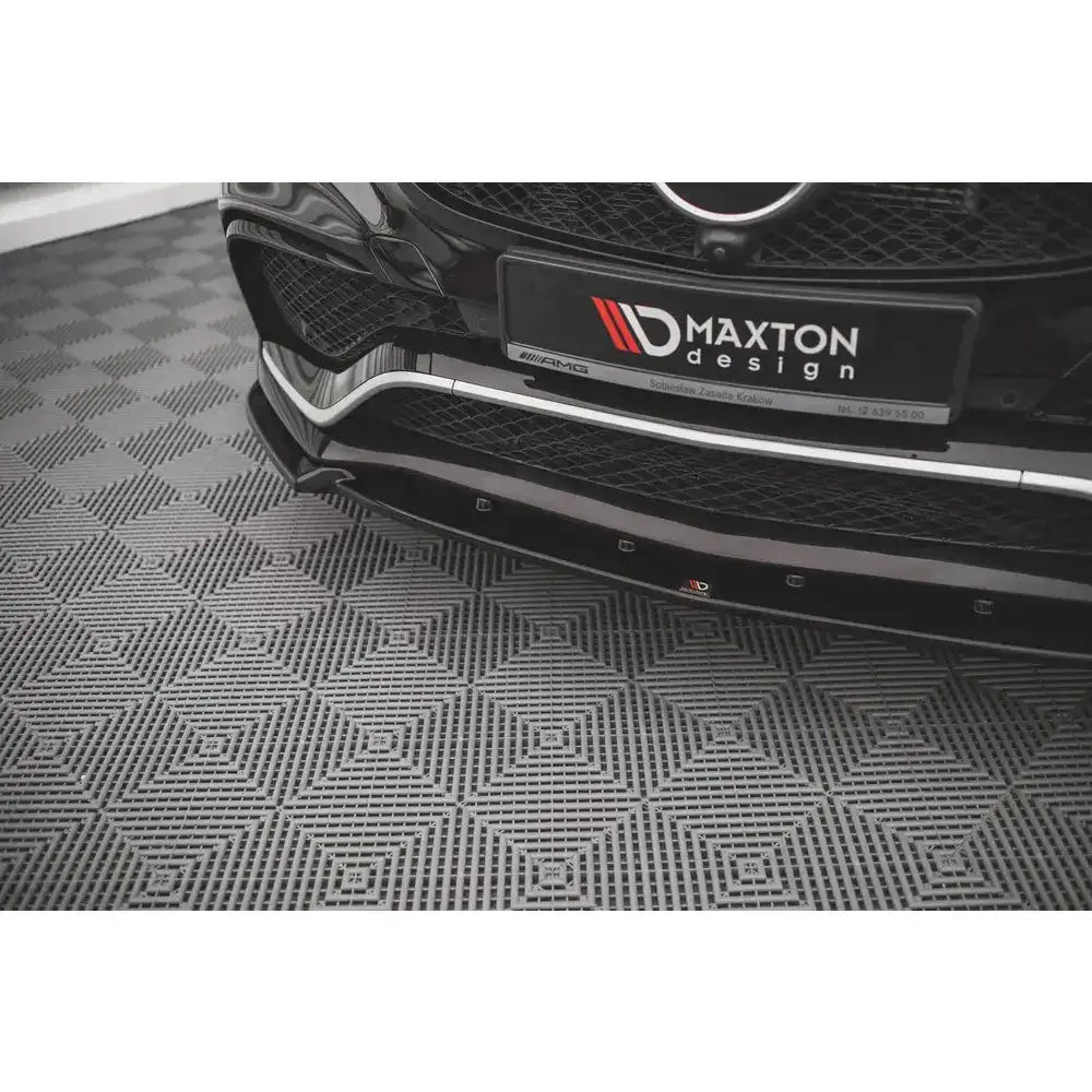 Front lip på sort Mercedes GLE Coupe 63AMG C292 med blank plast og Maxton Design-logo, lav vinkel.