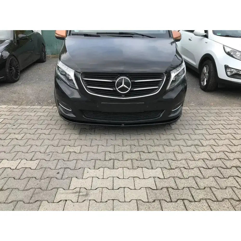 Frontspoiler til Mercedes V-Class W447, sort front med stor grill og sølvfarget emblem.