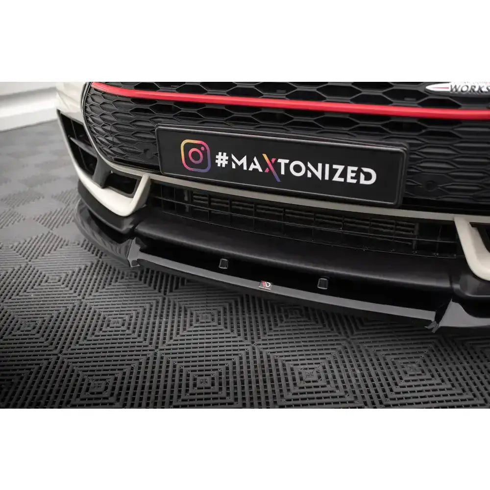 Frontsplitter til Mini Cooper Clubman JCW F54 Facelift med rød stripe og bikubemønster i grillen.