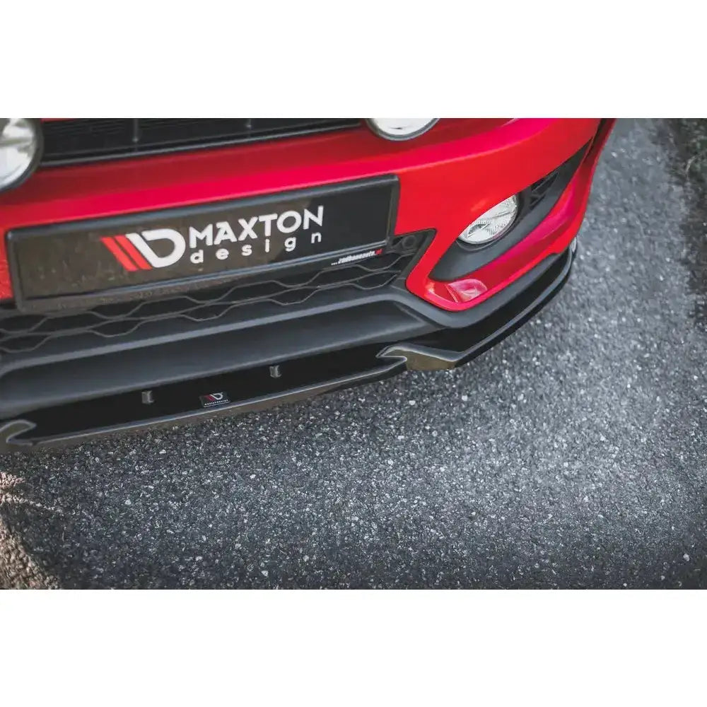 Front splitter på rød Mini Countryman Mk2 F60 JCW med sort plast, sett skrått ovenfra mot høyre.