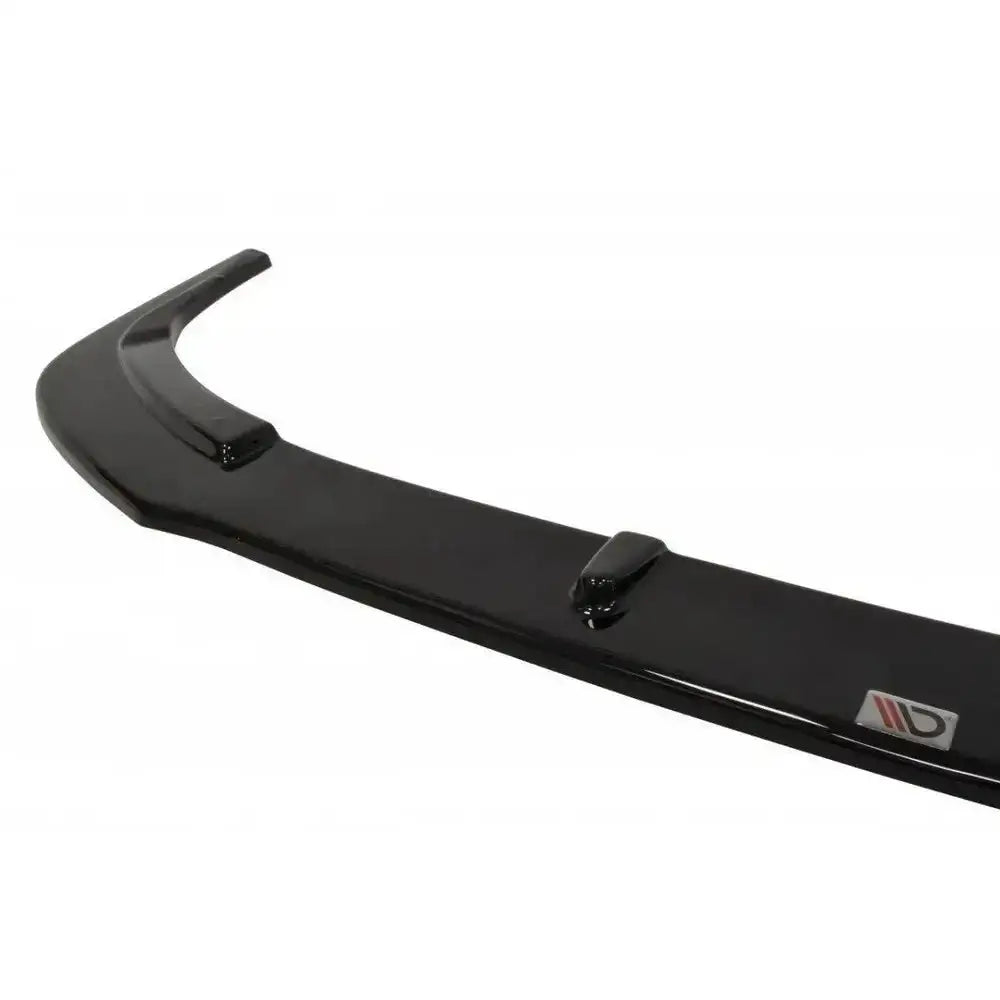 Frontspoiler til Mitsubishi Lancer Evo X V.1 i sort, blank plast med hevede detaljer og logo, skrå hjørnevinkel.