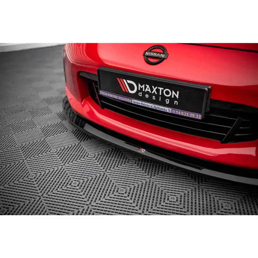 Frontsplitter til Nissan 370Z Facelift V.1 i sort blank finish montert under rød støtfanger.