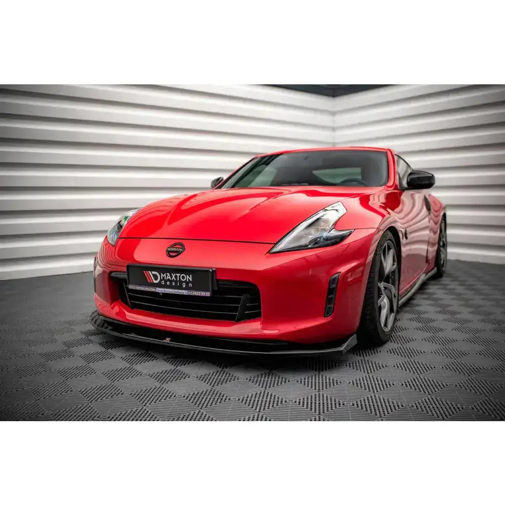 Front lip på Nissan 370Z Facelift V.1, rød bil med sort spoiler og markante frontlykter.