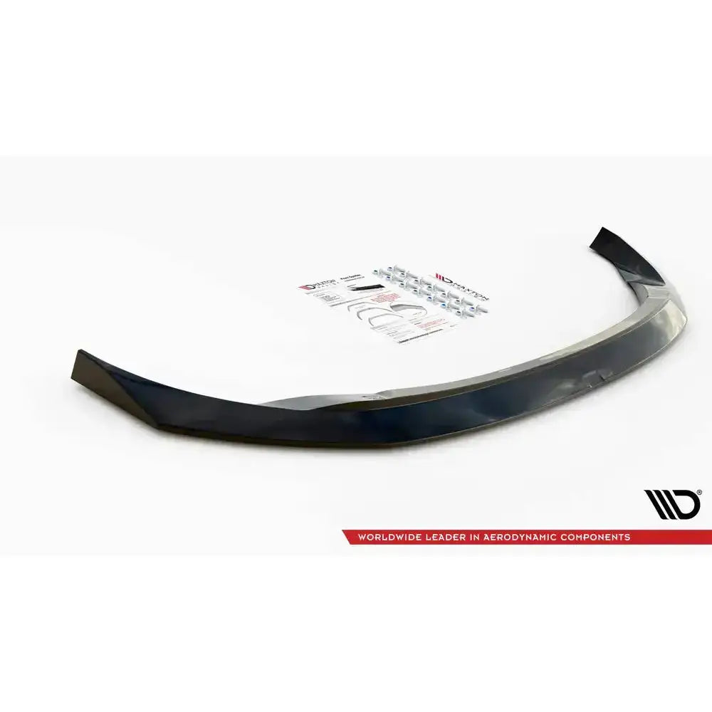 Front splitter til Nissan 370Z Facelift, sort plast med markerte kanter, sett skrått ovenfra.
