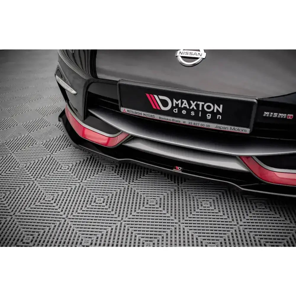 Frontsplitter til Nissan 370Z Nismo Facelift V.1, svart med rød kant, montert på bil, sett skrått forfra.
