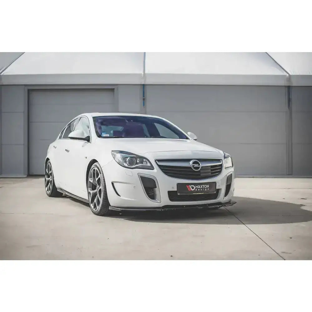 Frontspoiler på Opel Insignia MK. 1 OPC Facelift sett forfra med store aluminiumsfelger.