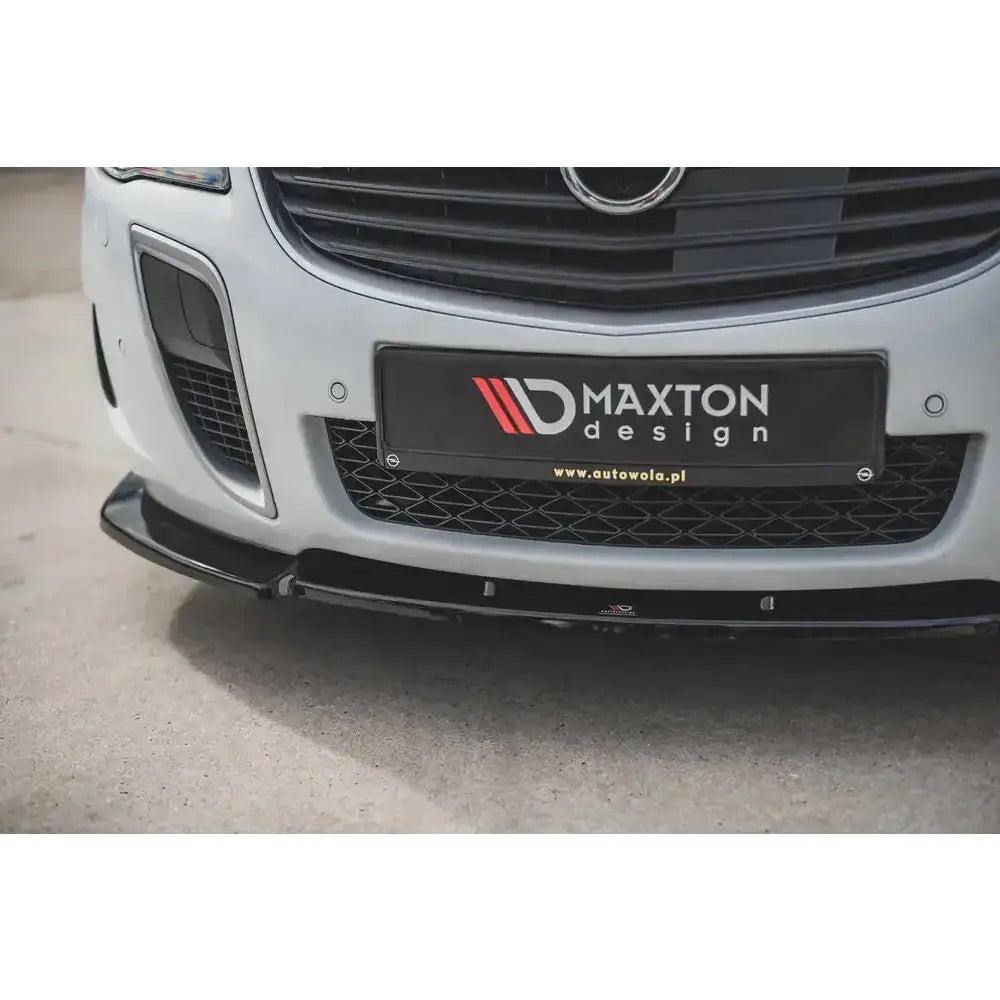Frontsplitter til Opel Insignia MK. 1 OPC Facelift i blank sort plast montert på hvit bil.