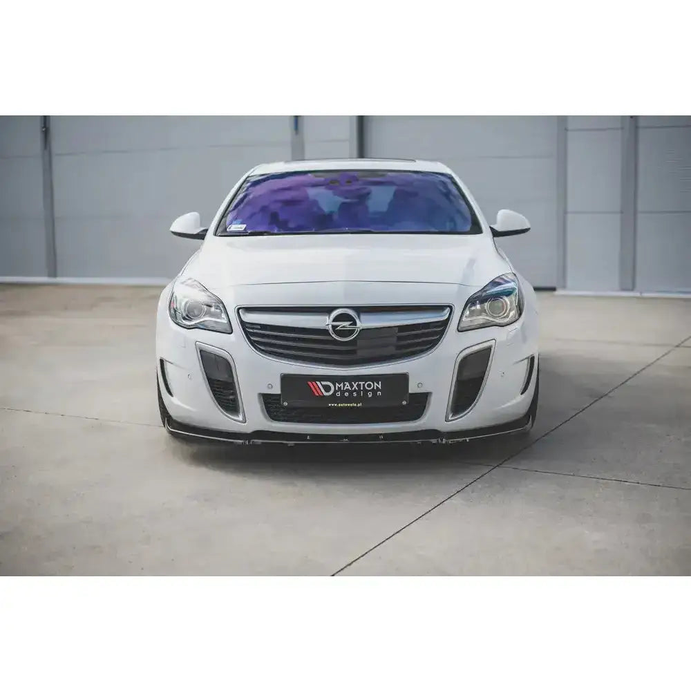 Front lip på hvit Opel Insignia MK. 1 OPC Facelift sett forfra med mørk grill og lav frontleppe.