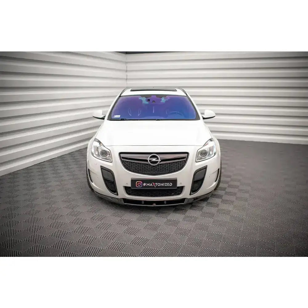 Frontspoiler på Opel Insignia OPC Mk1 V.1 sett forfra mot lys vegg og grått rutegulv.
