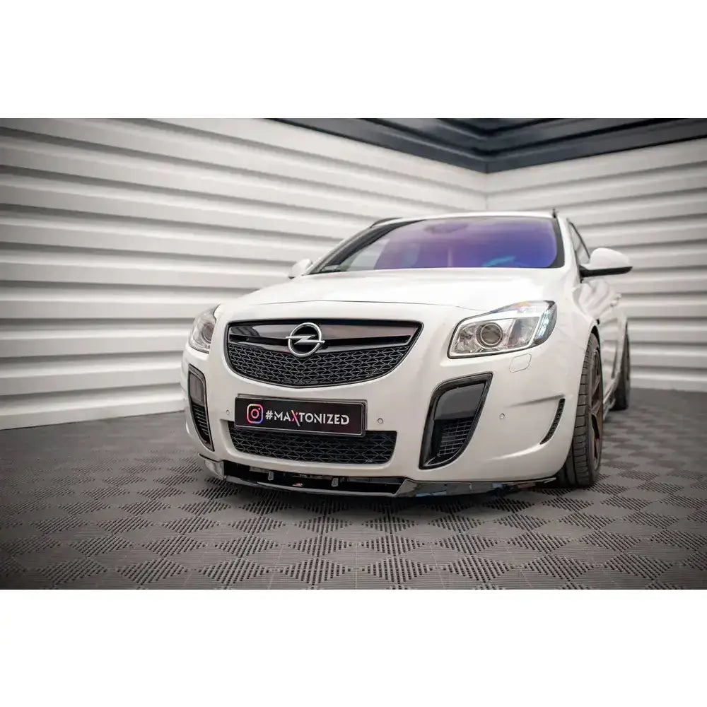 Frontsplitter på Opel Insignia OPC Mk1 09-13 hvit bil med sportsdetaljer innendørs.