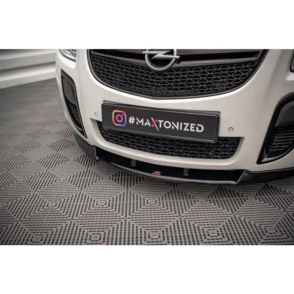 Front lip på Opel Insignia OPC Mk1 09-13 med svart frontfanger og synlig Opel-logo.