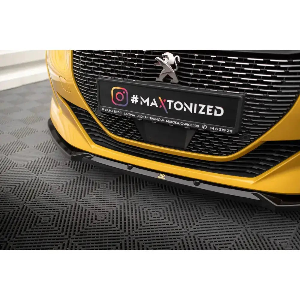 Frontsplitter på Peugeot 208 GT Mk2, blank svart under frontfanger på gul bil med sort grill.