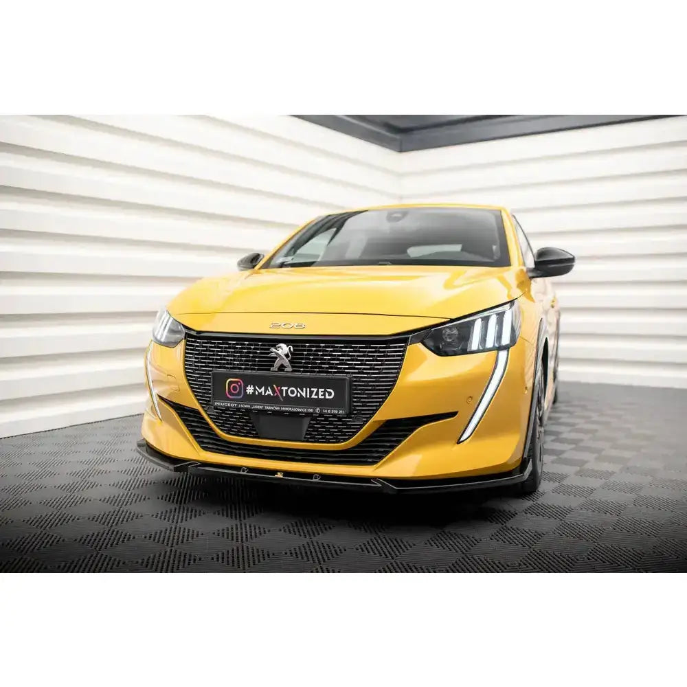 Front lip på Peugeot 208 GT Mk2 i gul farge, sett forfra med sort grill og LED-hovedlykter.