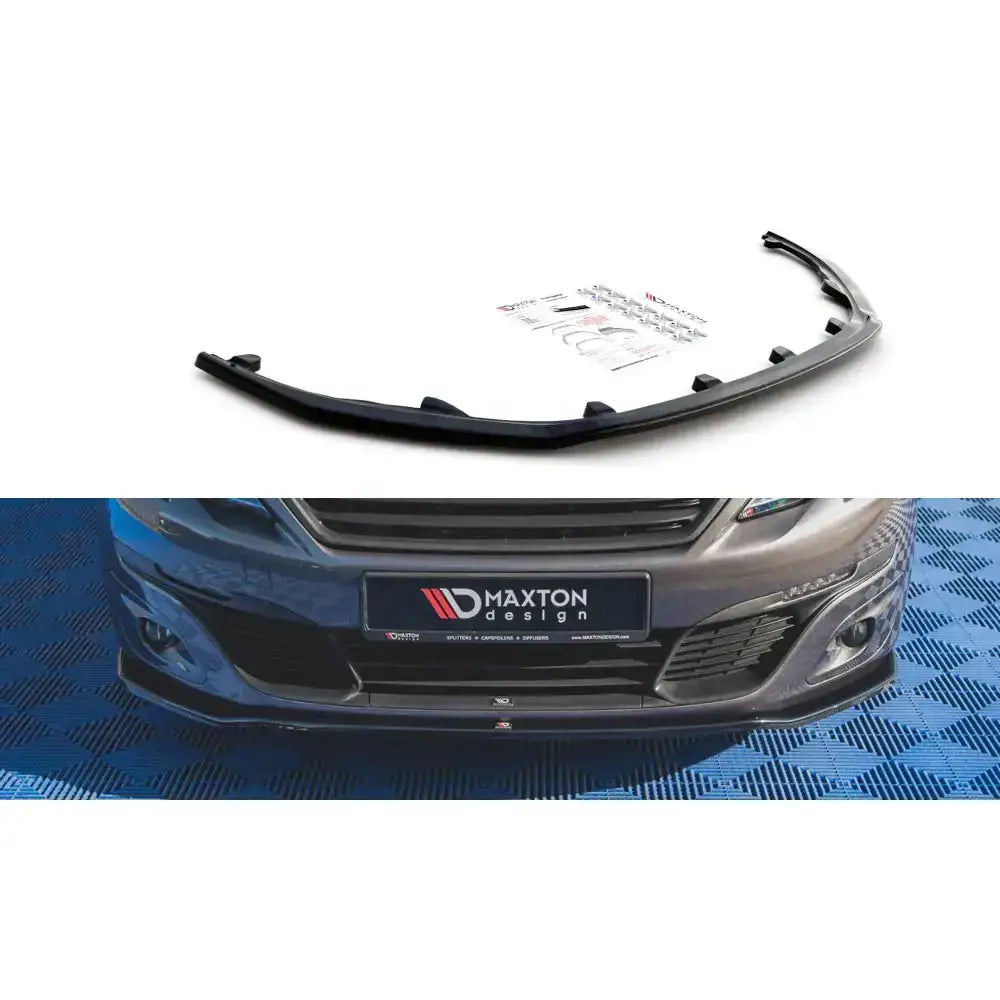 Frontleppe V.1 Peugeot 308 Mk2 Facelift i sort plast med monteringsutstyr på hvit bakgrunn og montert på bil.