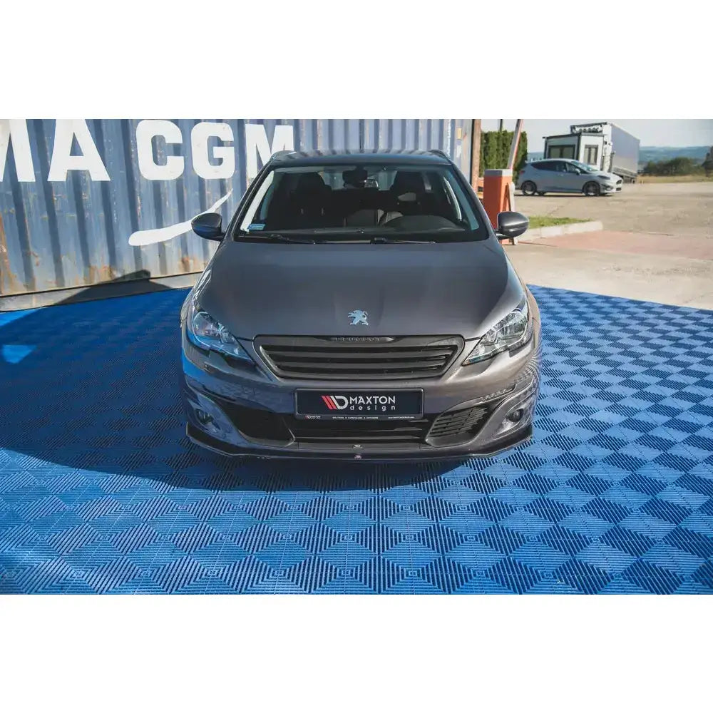 Frontsplitter på Peugeot 308 Mk2 Facelift, sett forfra med Maxton Design-logo på frontskiltet.