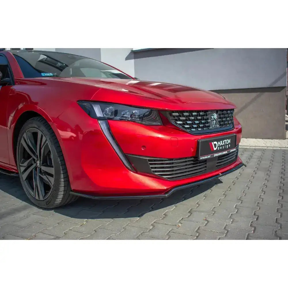 Frontsplitter til Peugeot 508 Mk2, vist på rød bil med svart grill og spoiler fra skrå frontvinkel.