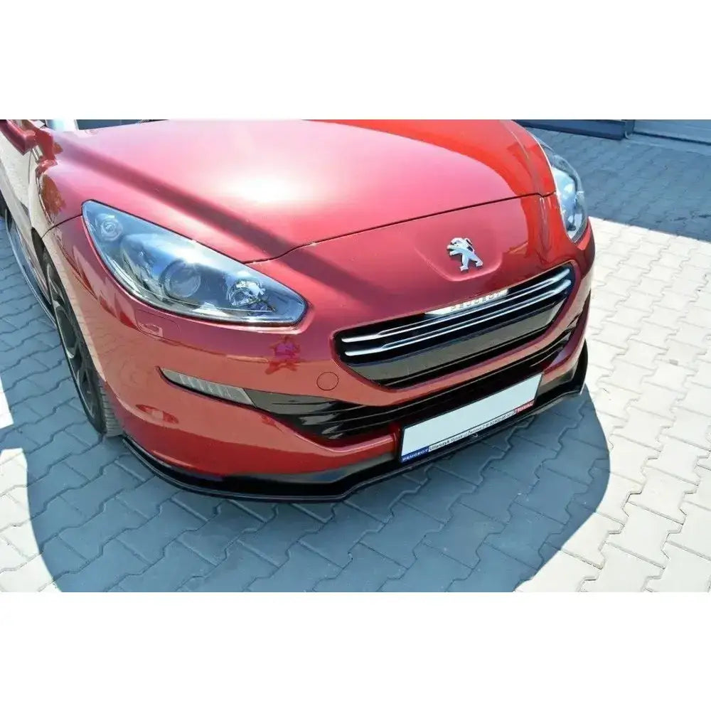 Frontsplitter til Peugeot Rcz Facelift V.1 montert på rød bil med kromdetaljer og sorte spoilere.