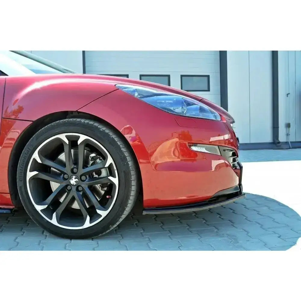 Front splitter på Peugeot RCZ Facelift med fokus på venstre frontlykt, aluminiumsfelg og spoiler.