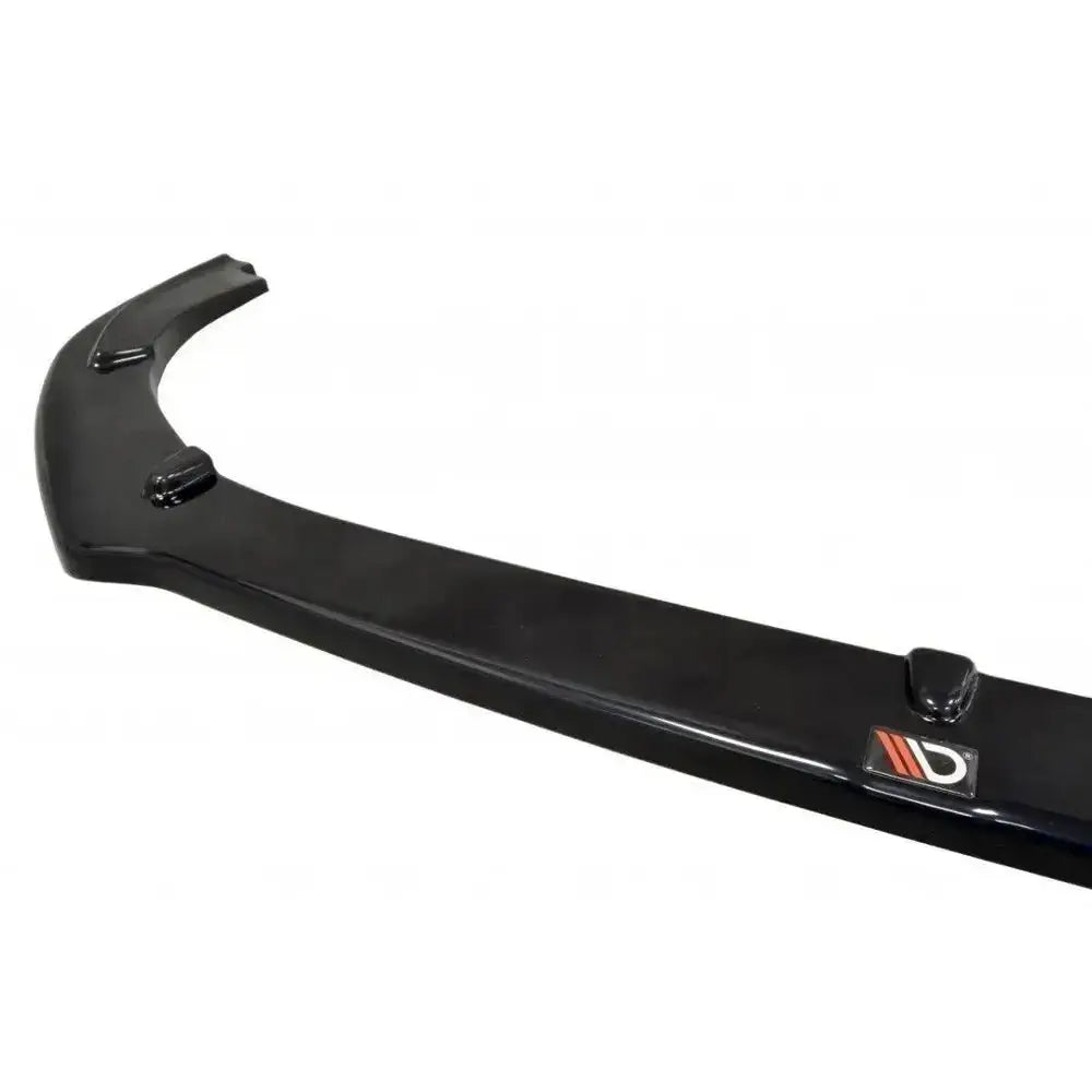 Frontleppe til Peugeot RCZ Facelift V.1 i svart glanset finish med synlige festepunkter og logo.