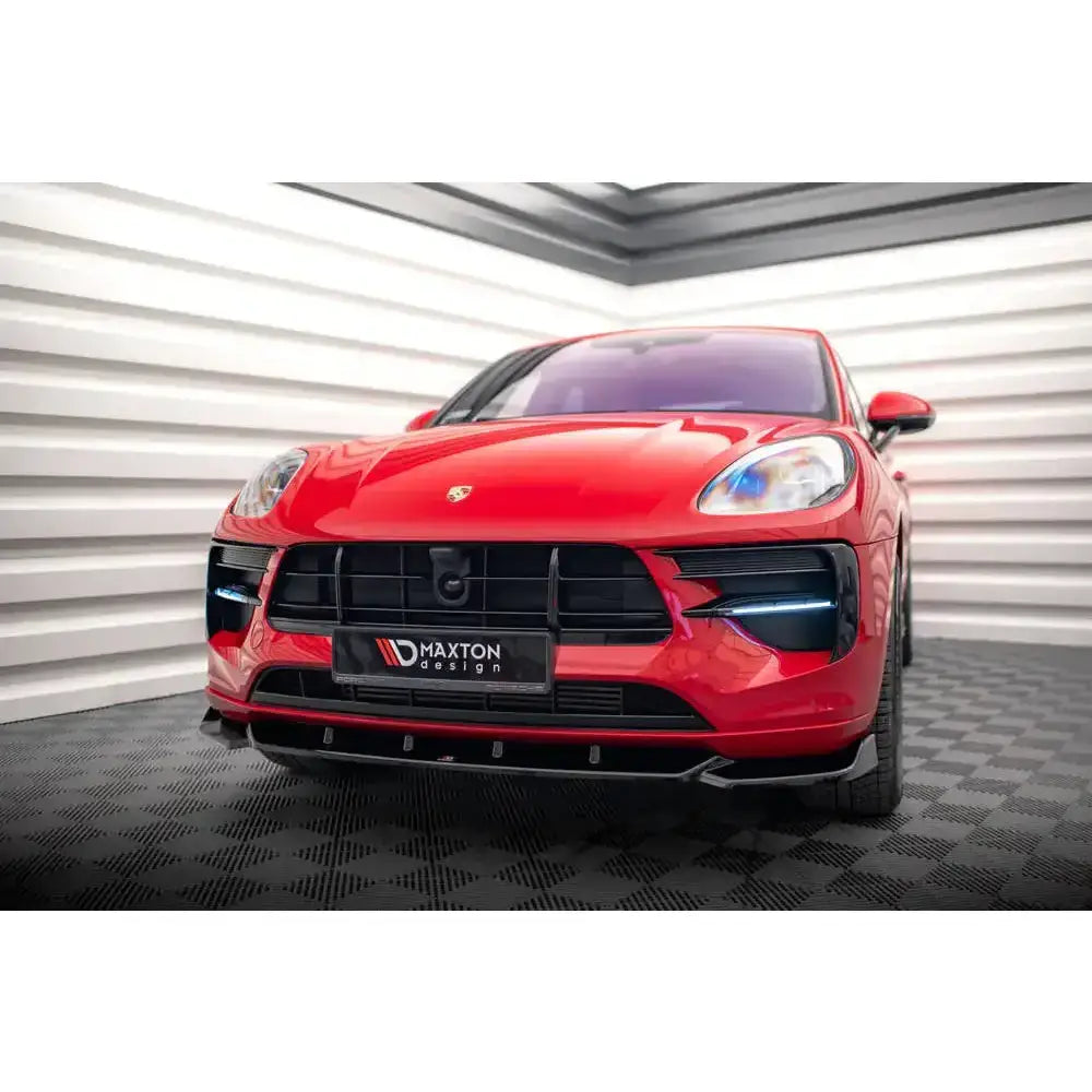 Frontspoiler på rød Porsche Macan Mk1 Facelift med sorte detaljer og Maxton Design-logo synlig foran.