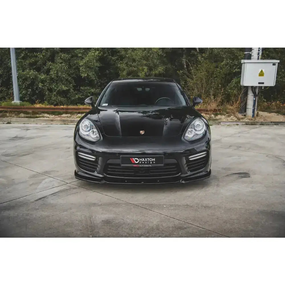 Frontsplitter på Porsche Panamera Turbo 970 Facelift med sort aerodynamisk design og Maxton Design-logo.