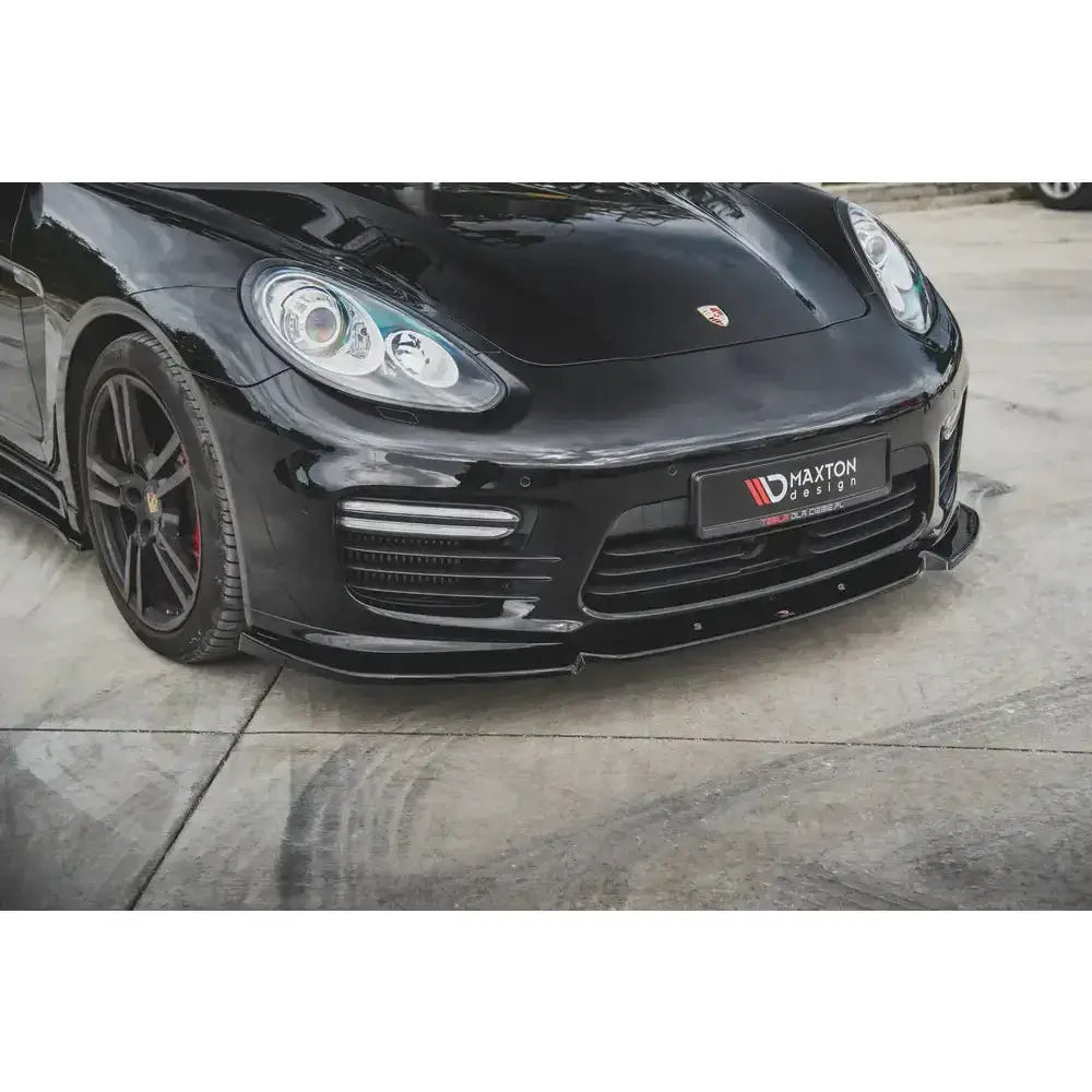 Front lip på Porsche Panamera Turbo 970 Facelift med sort frontspoiler og Maxton Design-logo.
