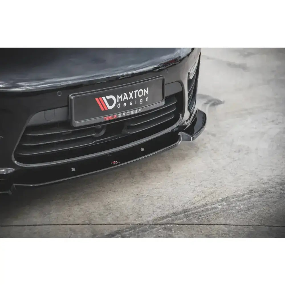 Front splitter til Porsche Panamera Turbo 970 Facelift i sort blank plast montert på frontfanger.