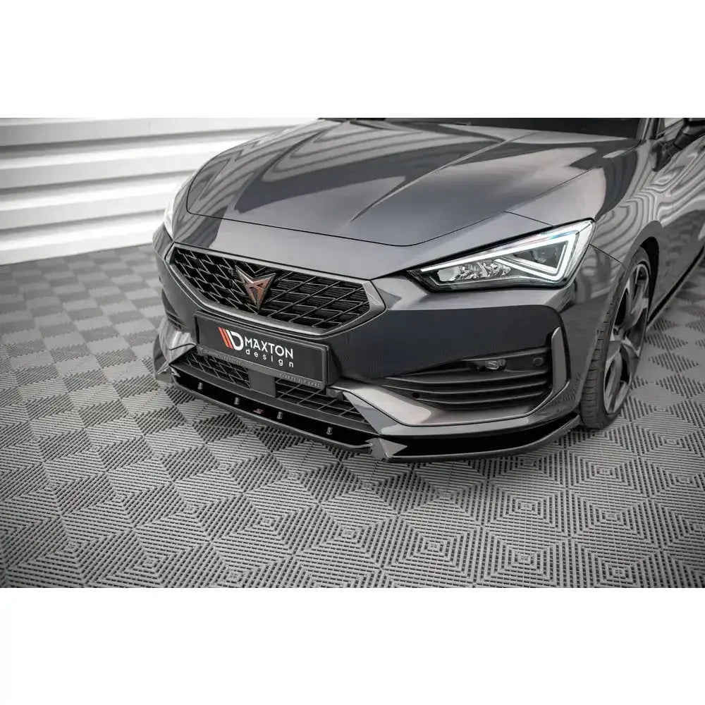 Frontsplitter på Seat Cupra Leon med mørk grå lakk og markant grill sett skrått forfra.