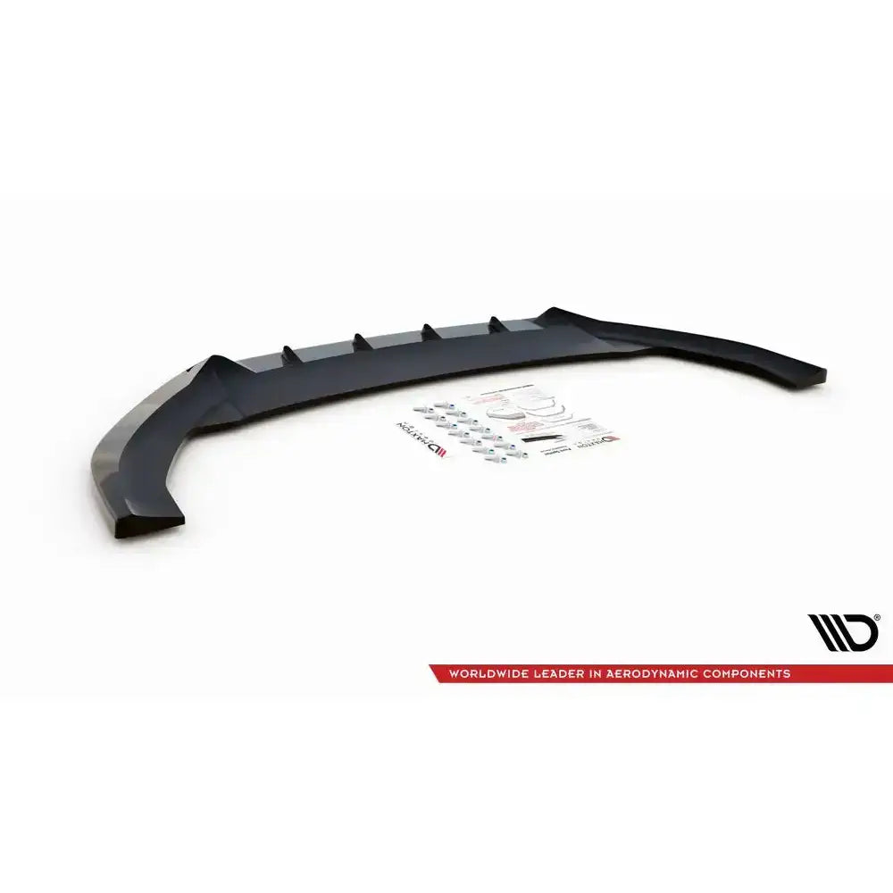 Front splitter til Seat Cupra Leon V.1, svart plast med monteringsutstyr og klistremerker på hvit bakgrunn.