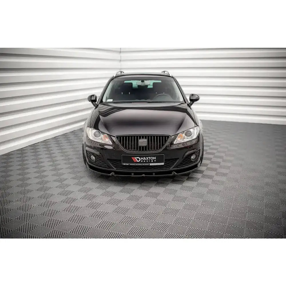 Frontspoiler på sort Seat Exeo 08-13 sett forfra med blank finish og markert frontgrill.